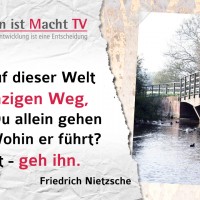 Friedrich Nietzsche, Es gibt auf dieser Welt einen einzigen Weg, den nur Du allein gehen kannst. Wohin er führt? Frag nicht - geh ihn.