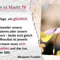 Benjamin Franklin, Es gibt zwei Wege, um glücklich zu werden: Wir müssen entweder unsere Wünsche reduzieren, oder unsere Mittel vergrößern - beide sind gleich geeignet. Das Resultat ist jeweils dasselbe. Jedermann muss sich selbst entscheiden und das tun, was ihm leichter fällt.